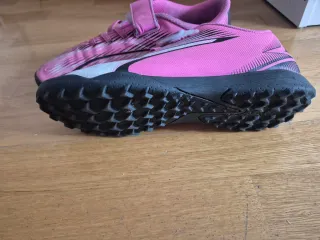 Zapatillas fútbol Puma multitacos rosa