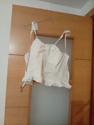 Blusa blanca con cremallera para reparar
