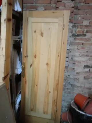 Puerta de madera con cristalera