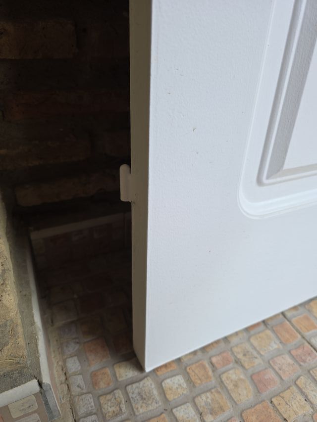 Puerta blanca con cristal