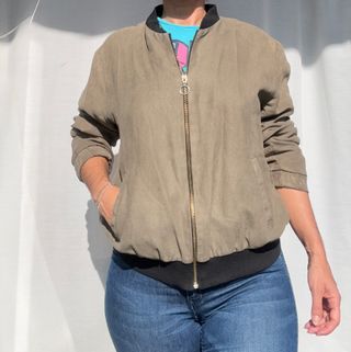 Chaqueta bomber ante caqui. Talla 44