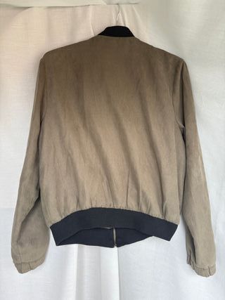 Chaqueta bomber ante caqui. Talla 44