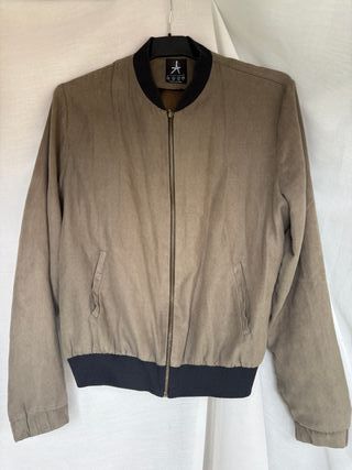 Chaqueta bomber ante caqui. Talla 44