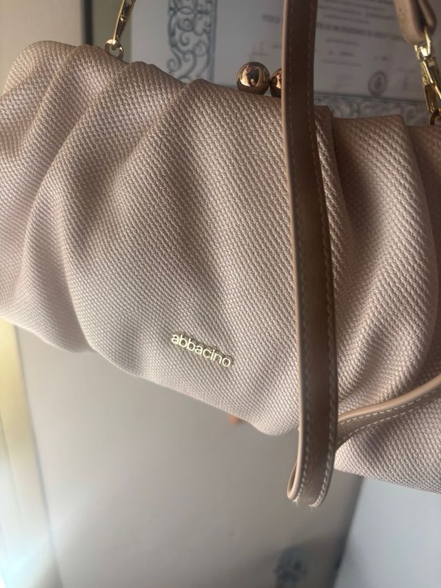 Bolso de hombro beige con cadena