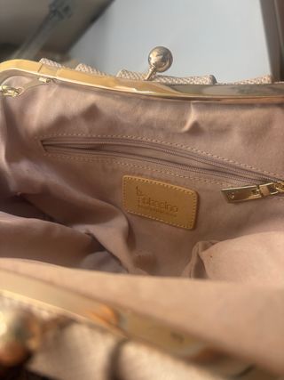 Bolso de hombro beige con cadena