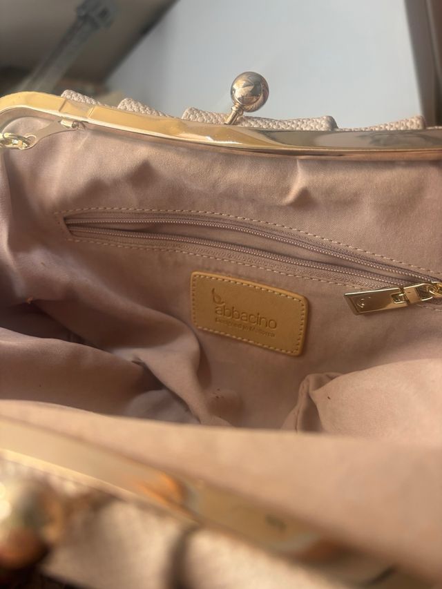 Bolso de hombro beige con cadena
