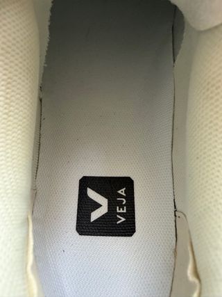 Zapatillas VEJA Campo – Blancas y Negras (Unisex)
