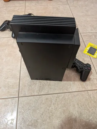 PlayStation 2 con disco duro y accesorios