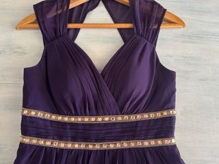 Vestido de fiesta morado y dorado, corte imperio. 