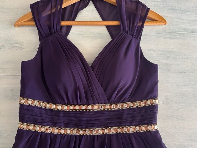 Vestido de fiesta morado y dorado, corte imperio.