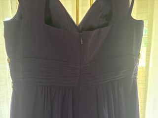 Vestido de fiesta morado y dorado, corte imperio. 