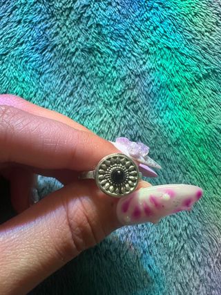 Anillo plateado con piedra negra