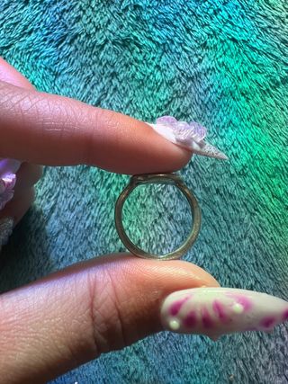 Anillo plateado con piedra negra