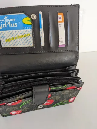 MONEDERO TEMANLI DE CEREZAS NEGRO Y ROJO