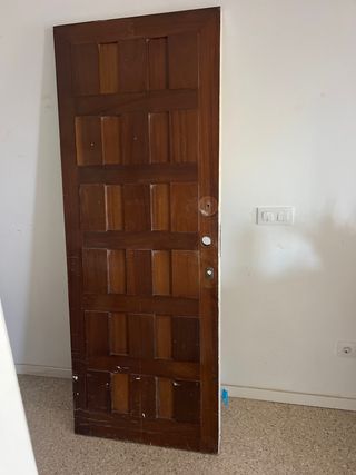 Puerta de madera oscura
