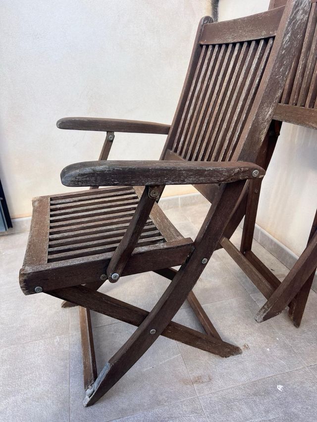 Mesa y 2 sillas de madera para jardín