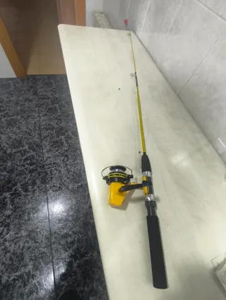 Caña de pescar amarilla con carrete