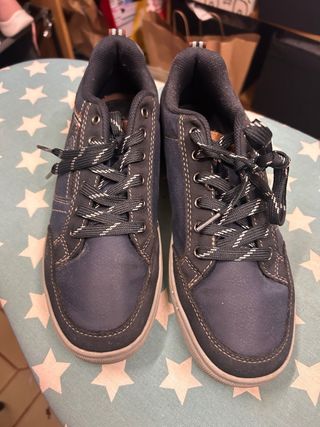 Zapatos casuales azules y grises