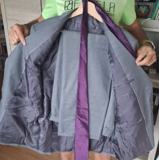 Traje gris ceremonia con corbata morada