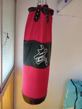 Saco de boxeo, guantes y muñequeras.