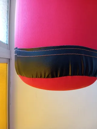 Saco de boxeo, guantes y muñequeras.