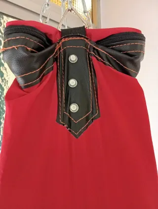 Saco de boxeo, guantes y muñequeras.