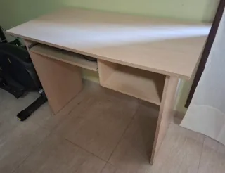 Mesa de escritorio madera clara. PRECIO NEGOCIABLE