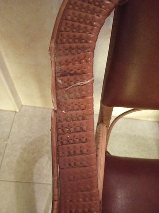 Sillón de mimbre y cuero, sin marca,