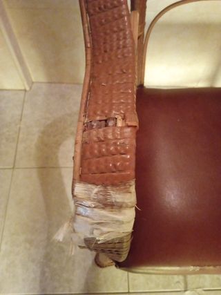 Sillón de mimbre y cuero, sin marca,