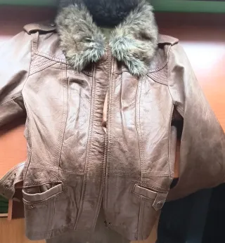 Cazadora de piel marrón con cuello