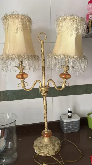 Lámpara de mesa dorada y beige