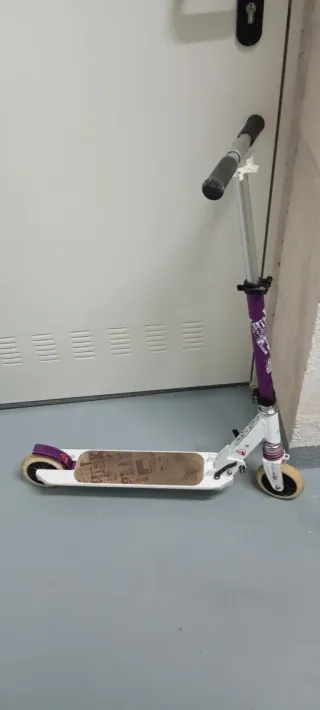 Patinete Oxelo blanco y violeta