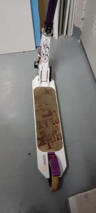 Patinete Oxelo blanco y violeta