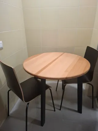 Mesa redonda madera con 2 sillas