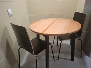 Mesa redonda madera con 2 sillas