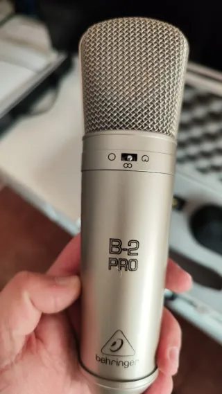 Micrófono Behringer B2 Pro con accesorios
