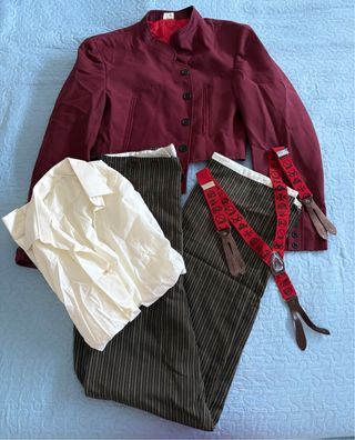 Traje corto completo marrón y rojo