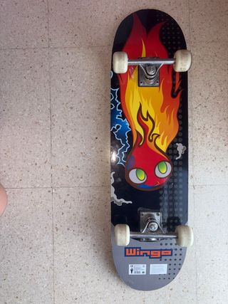 Skate con diseño de fuego y rayos