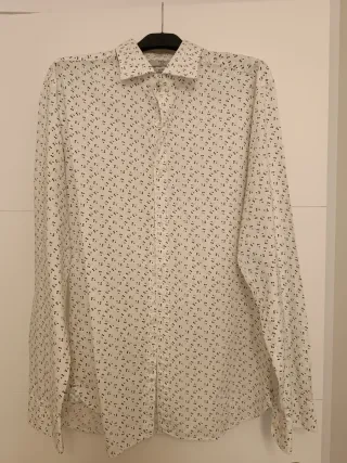 Camisa hombre crema con estampado flores granates