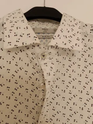 Camisa hombre crema con estampado flores granates