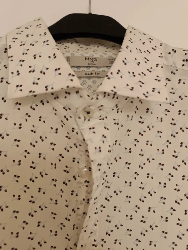 Camisa hombre crema con estampado flores granates