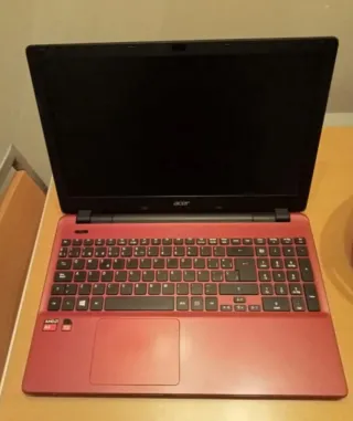 Ordenador portátil Acer rojo