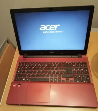 Ordenador portátil Acer rojo