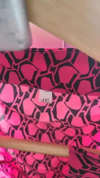 Blusa fucsia de estilo casual. 