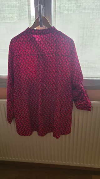 Blusa fucsia de estilo casual. 