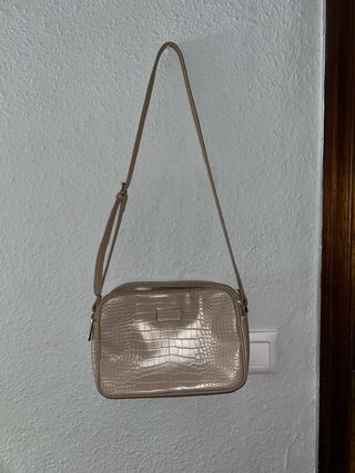 Bolso bandolera beige efecto piel