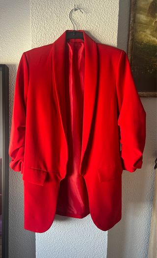 traje rojo