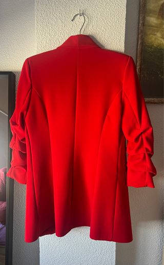 traje rojo