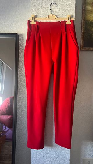 traje rojo