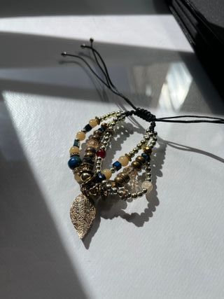 Pulsera triple dorada y tonos marrones